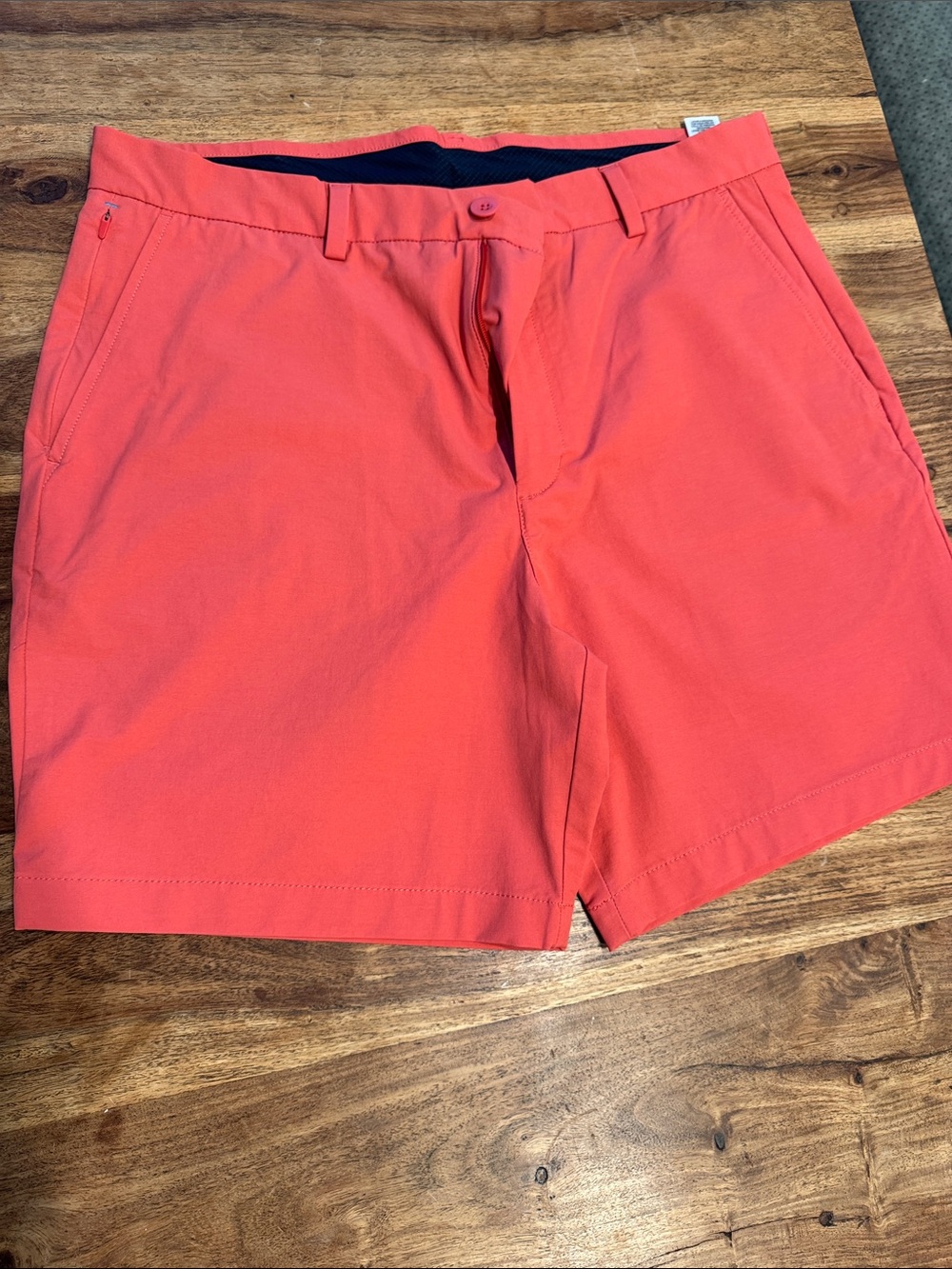 Vineyard Vines Men's Performance On the Go shorts - light red - 7in